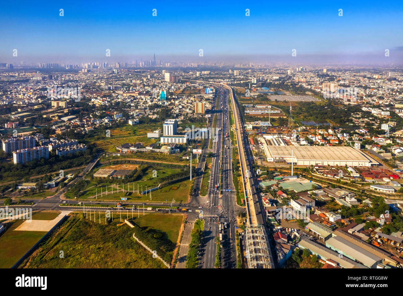 Vista superiore antenna di Ha Noi autostrada vista dal distretto 2 di district 9, Ho Chi Minh City con lo sviluppo di edifici, trasporti, infrastrutture, vie Foto Stock