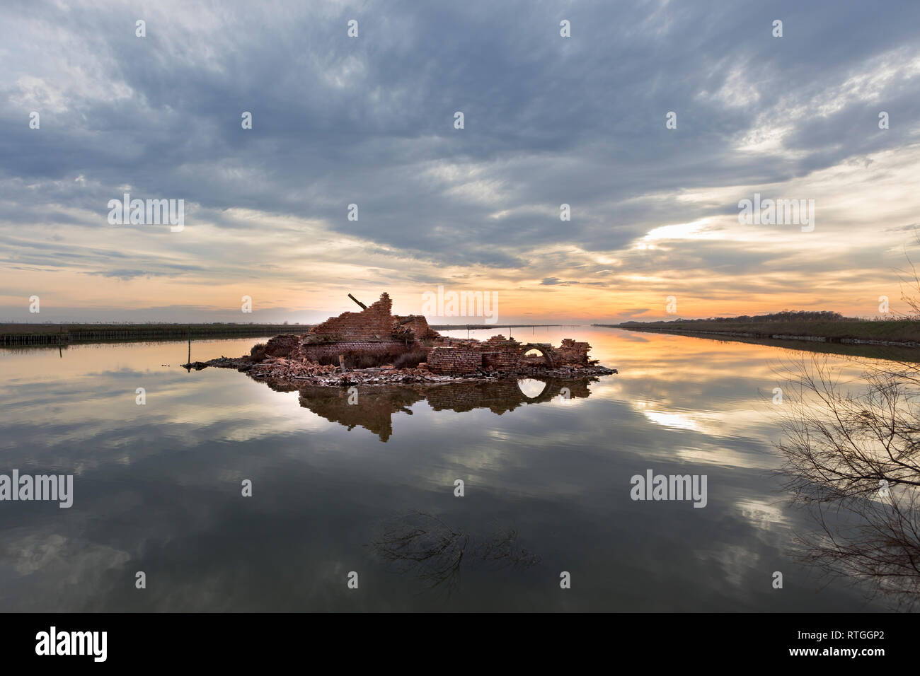 Azienda abbandonata nella laguna di Comacchio Foto Stock