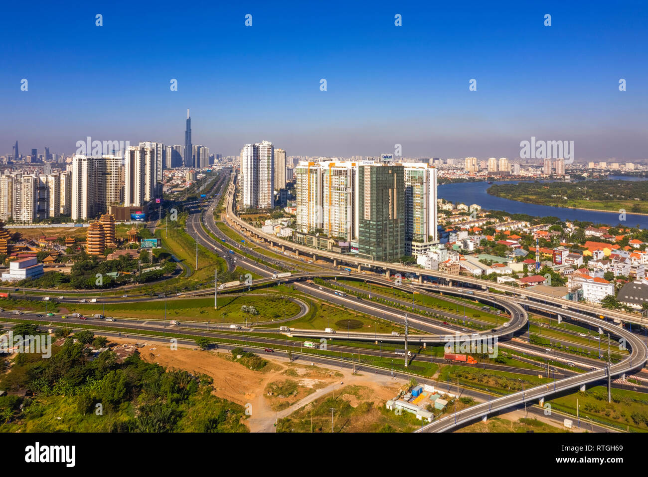 Vista superiore antenna di Ha Noi highway e Cat Lai crocevia, Ho Chi Minh City con lo sviluppo di edifici, trasporti, infrastrutture, Vietnam Foto Stock