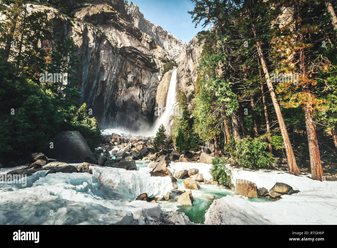 Abbassare Yosemite Falls in inverno (lunga esposizione) - Parco Nazionale di Yosemite in California, Stati Uniti d'America Foto Stock