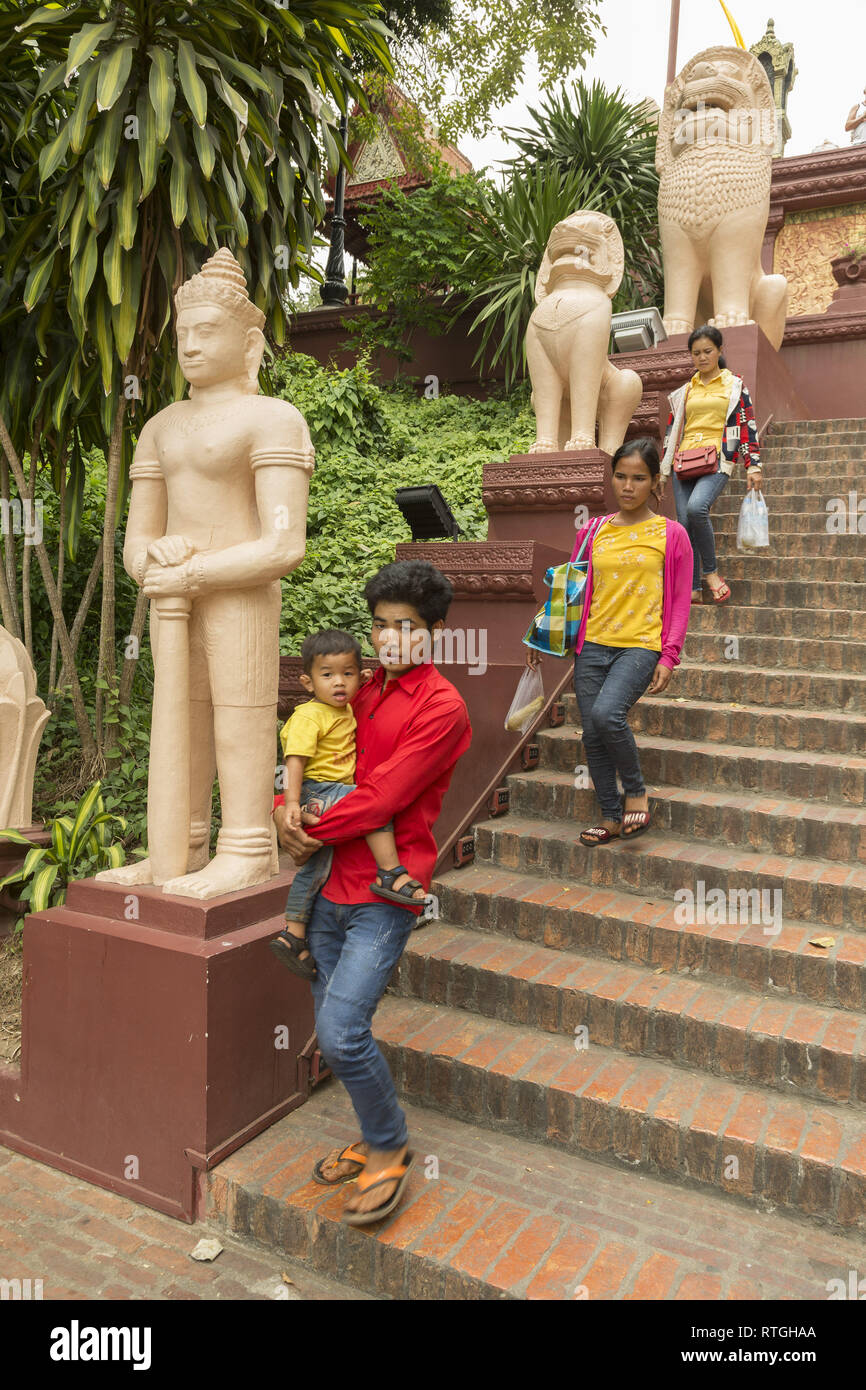 Cambogiano visite famiglia tempio di Wat Phnom Foto Stock