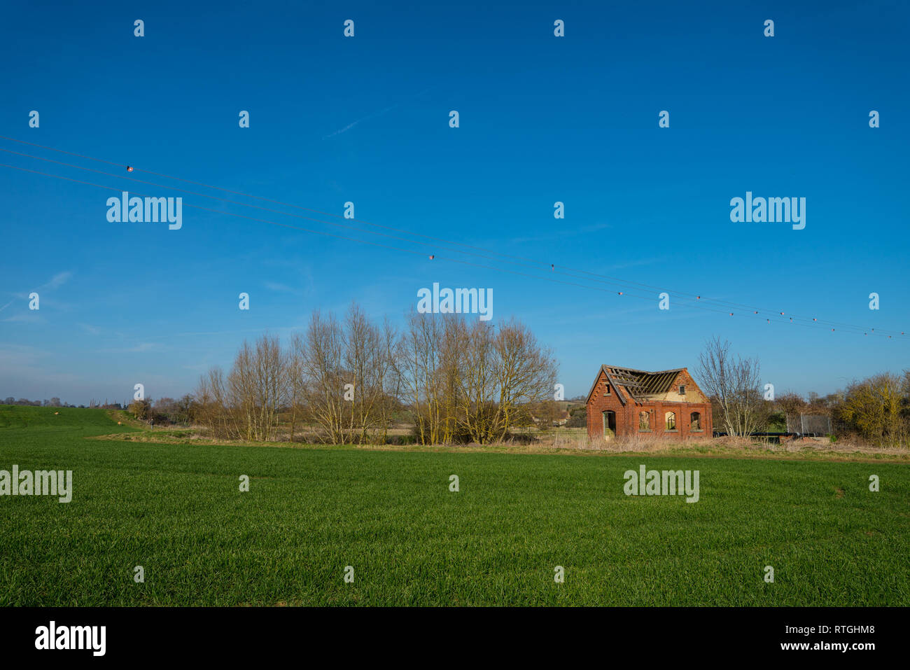 Abbandonato il vecchio singolo Industriale Edificio in mattoni con il crollo del tetto Foto Stock