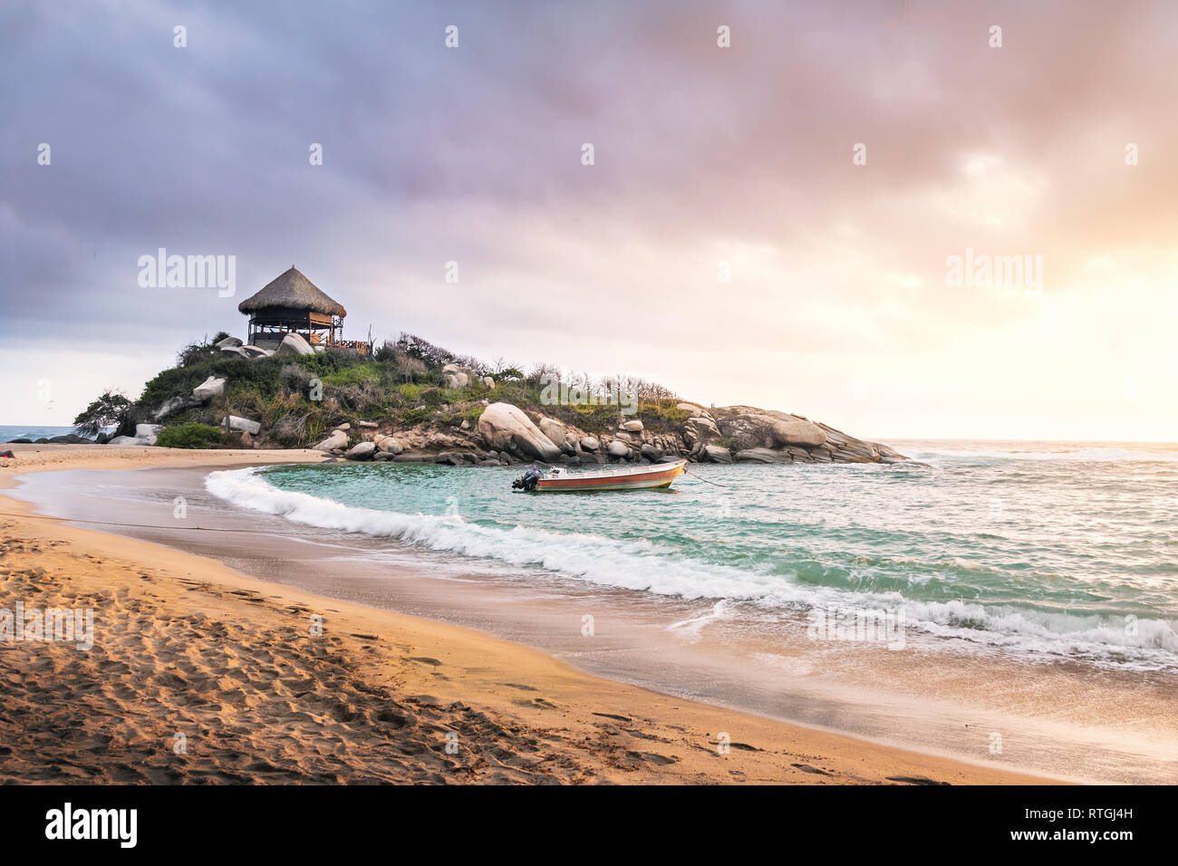 Spiaggia tropicale di Sunrise nel Capo San Juan - Parco Nazionale Tayrona, Colombia Foto Stock