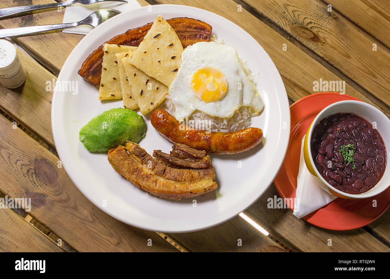 Piatto colombiano plato colombiano bandeja paisa Foto Stock