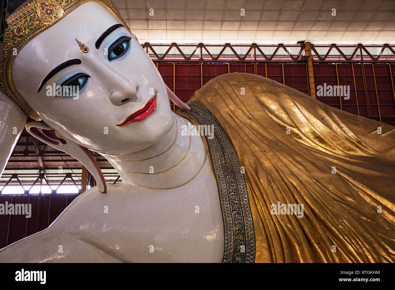 Il gigante Buddha reclinato di Chaukhtatgyi tempio di Yangon, Myanmar (Birmania). Foto Stock