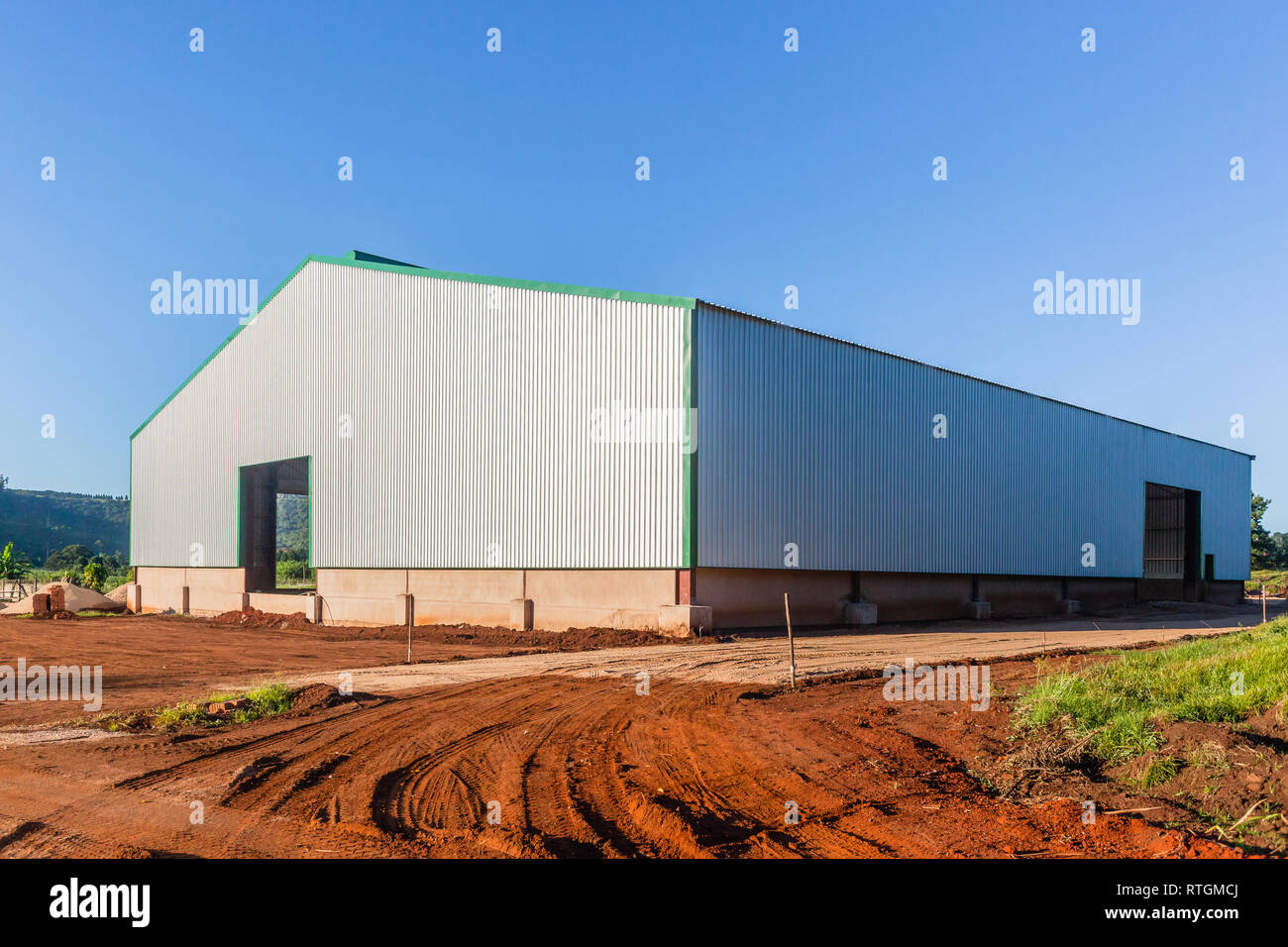 Nuovo magazzino costruito fienile closeup di lamiera struttura di copertura in agricoltura agricoltura campagna con il blu del cielo . Foto Stock