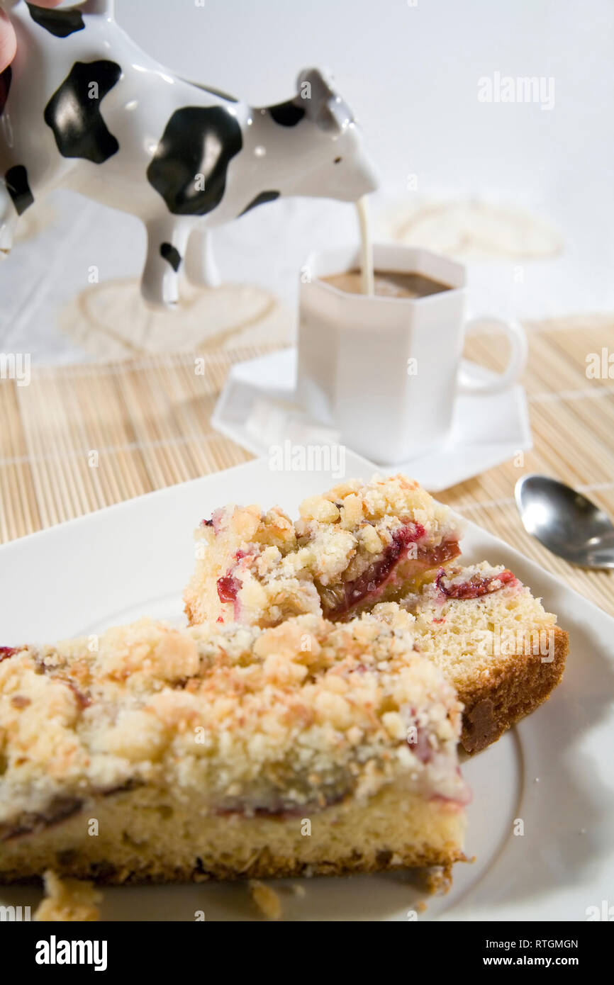 Caffè e torta con prugne e una crema di mucca-come pot - hi res 12,7 mpix Foto Stock