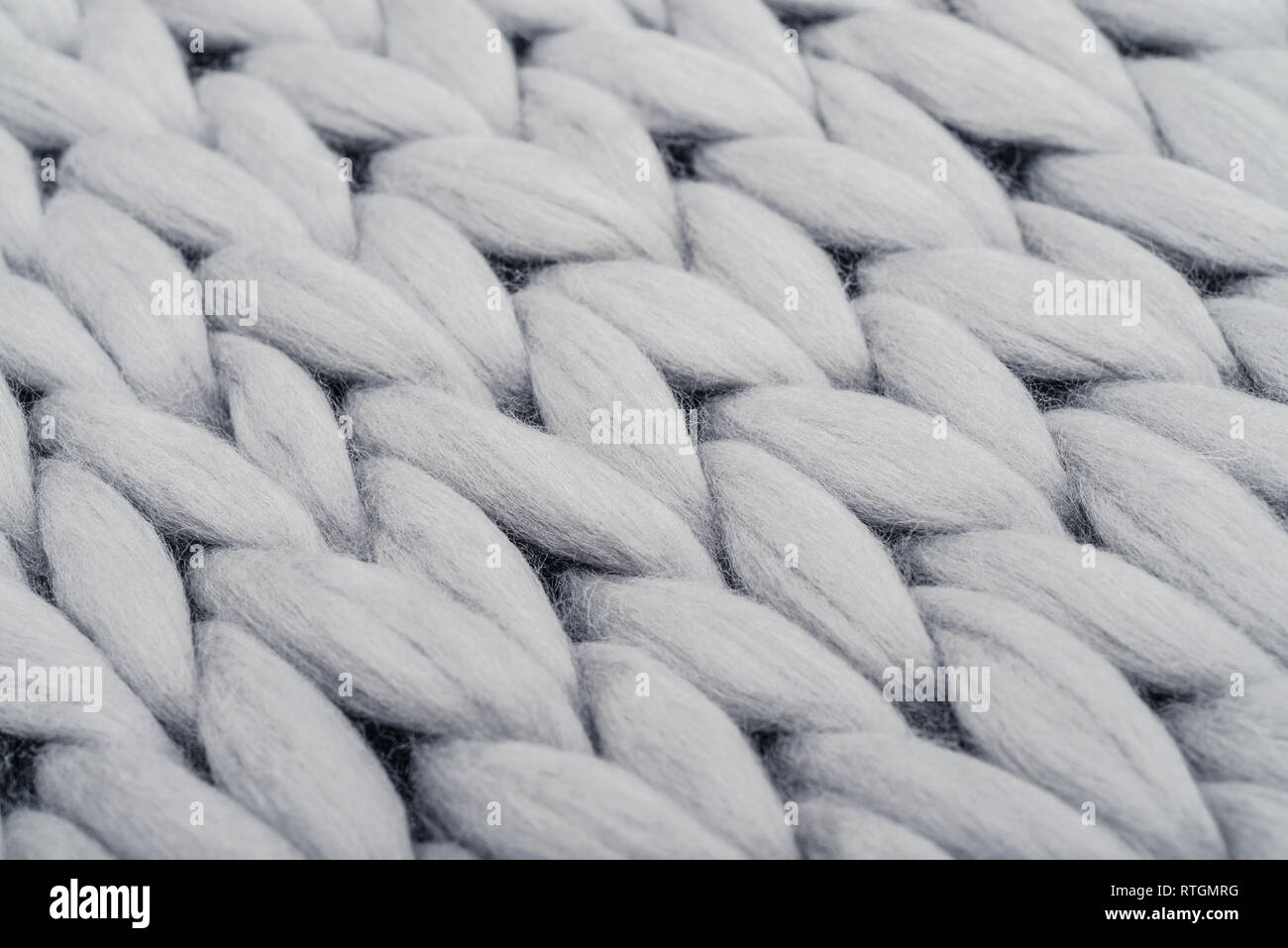 Maglia grigia coperta da lana merinos, super chunky filato closeup Foto Stock