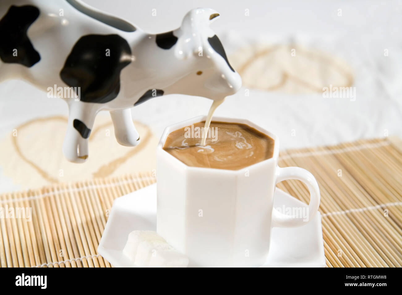 Caffè e una crema di mucca-come pot - hi res 12,7 mpix Foto Stock