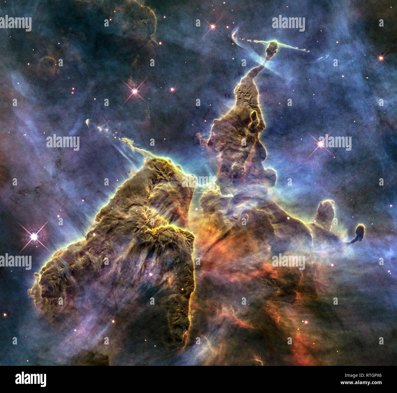 NASA il telescopio spaziale Hubble cattura l'attività caotica in cima a un tre-anno luce-tall pilastro di gas e polvere che viene mangiato lontano dal brilli Foto Stock