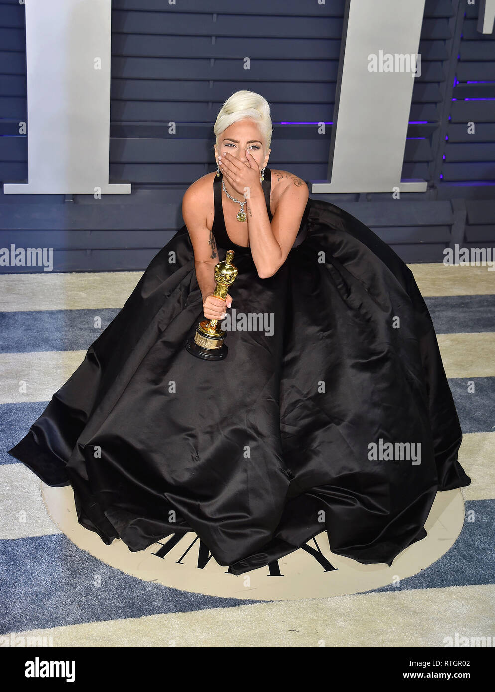 BEVERLY HILLS, CA - 25 febbraio: Lady Gaga, vincitore della musica (brano originale) premio per "santificate' da 'è nata una stella", assiste il 2019 vanità F Foto Stock