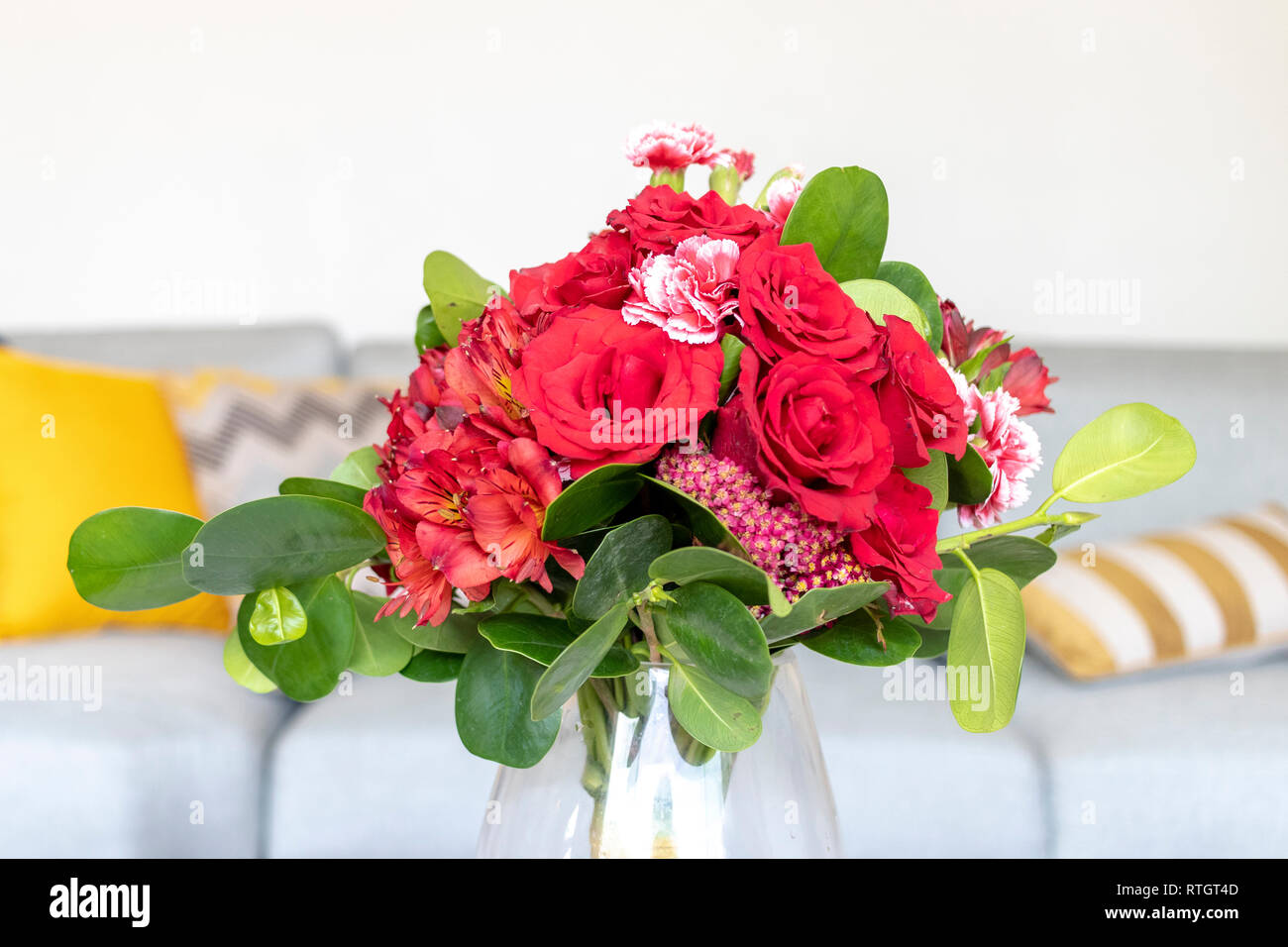Composizioni floreali decorare il salotto di casa Foto Stock
