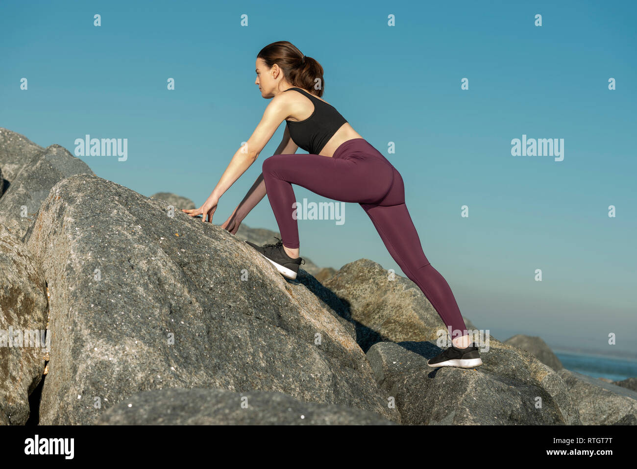 Cross country fitness., donna bouldering su roccia Foto Stock