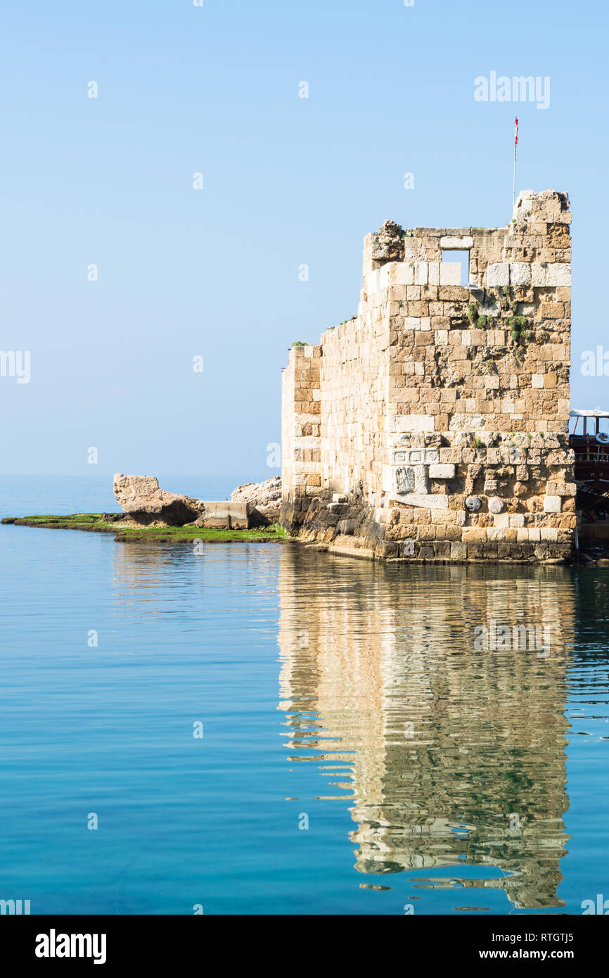 Vecchio rudere a Byblos Harbour, Jbeil, Libano Foto Stock