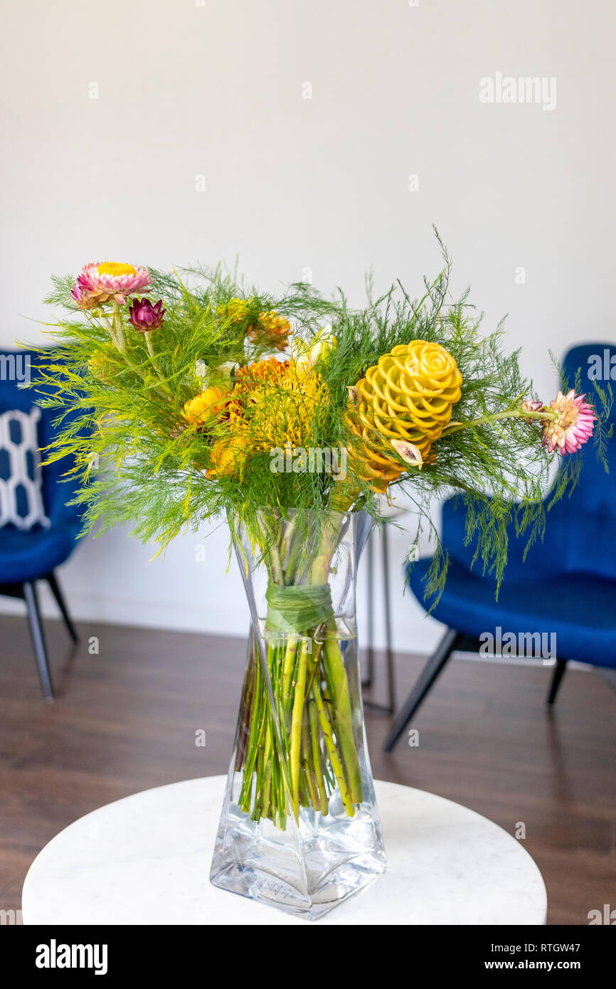 Composizioni floreali decorare il salotto di casa Foto Stock