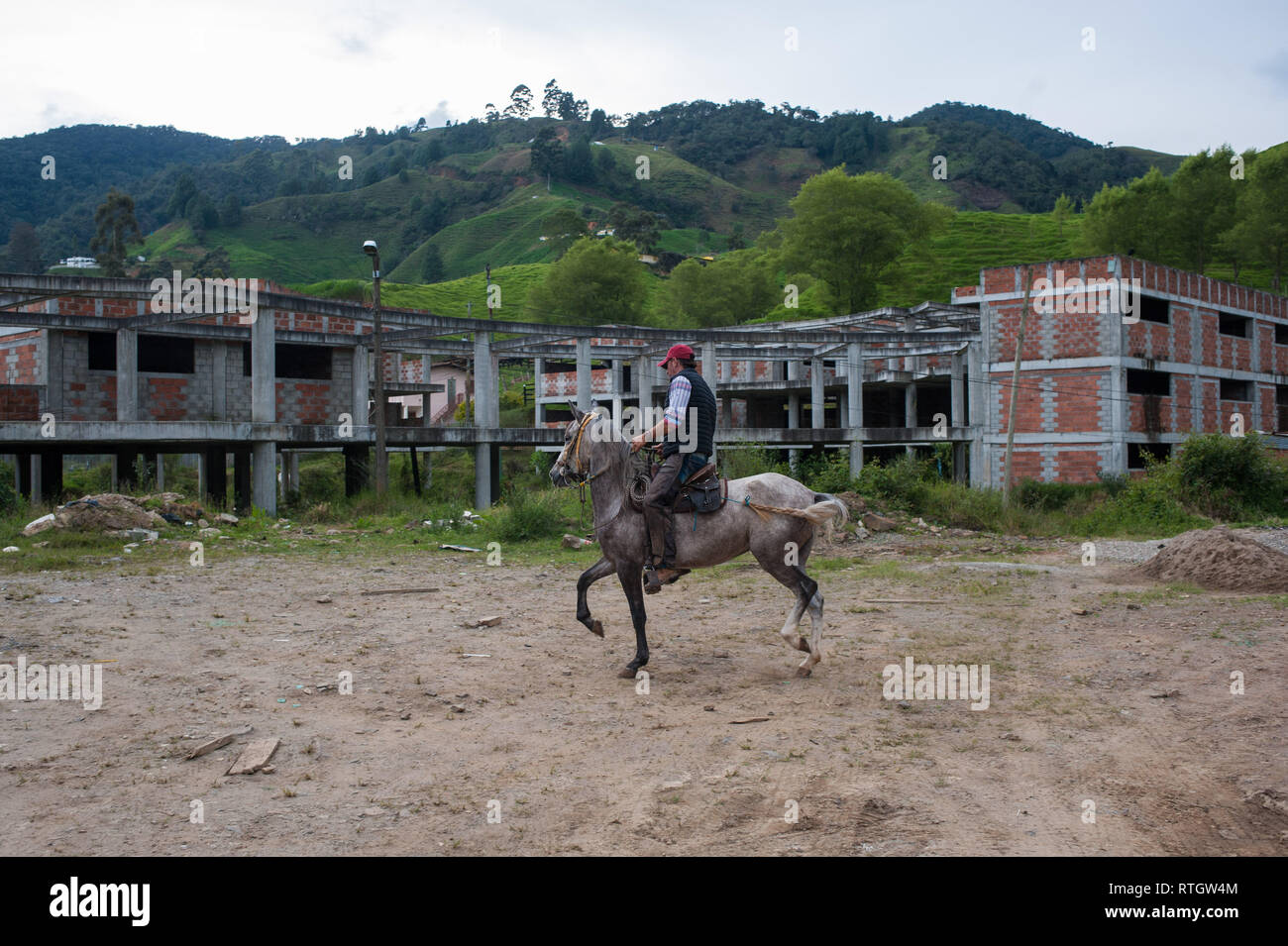 Donmatias, Antioquia, Colombia: la formazione di un cavallo in un sito in costruzione. Foto Stock