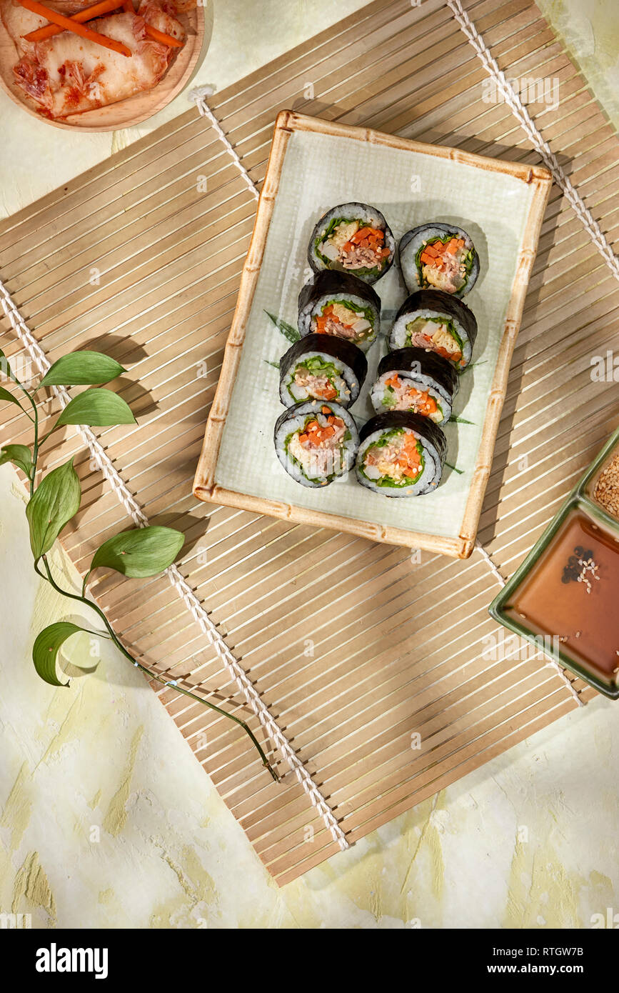 Rullo coreano Gimbap(kimbob) realizzato da il riso bianco cotto a vapore (BAP) e vari altri ingredienti Foto Stock