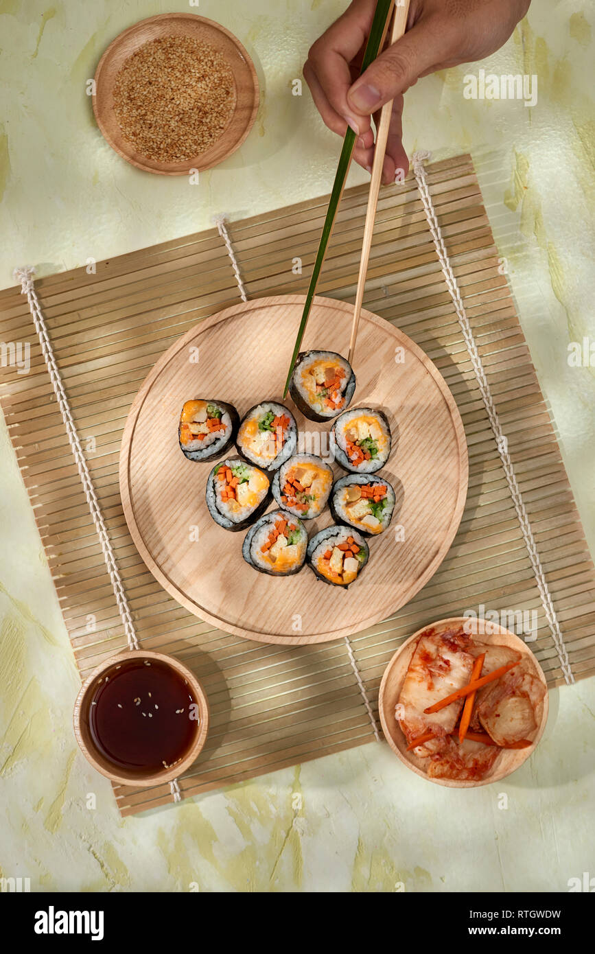 Rullo coreano Gimbap(kimbob) realizzato da il riso bianco cotto a vapore (BAP) e vari altri ingredienti Foto Stock