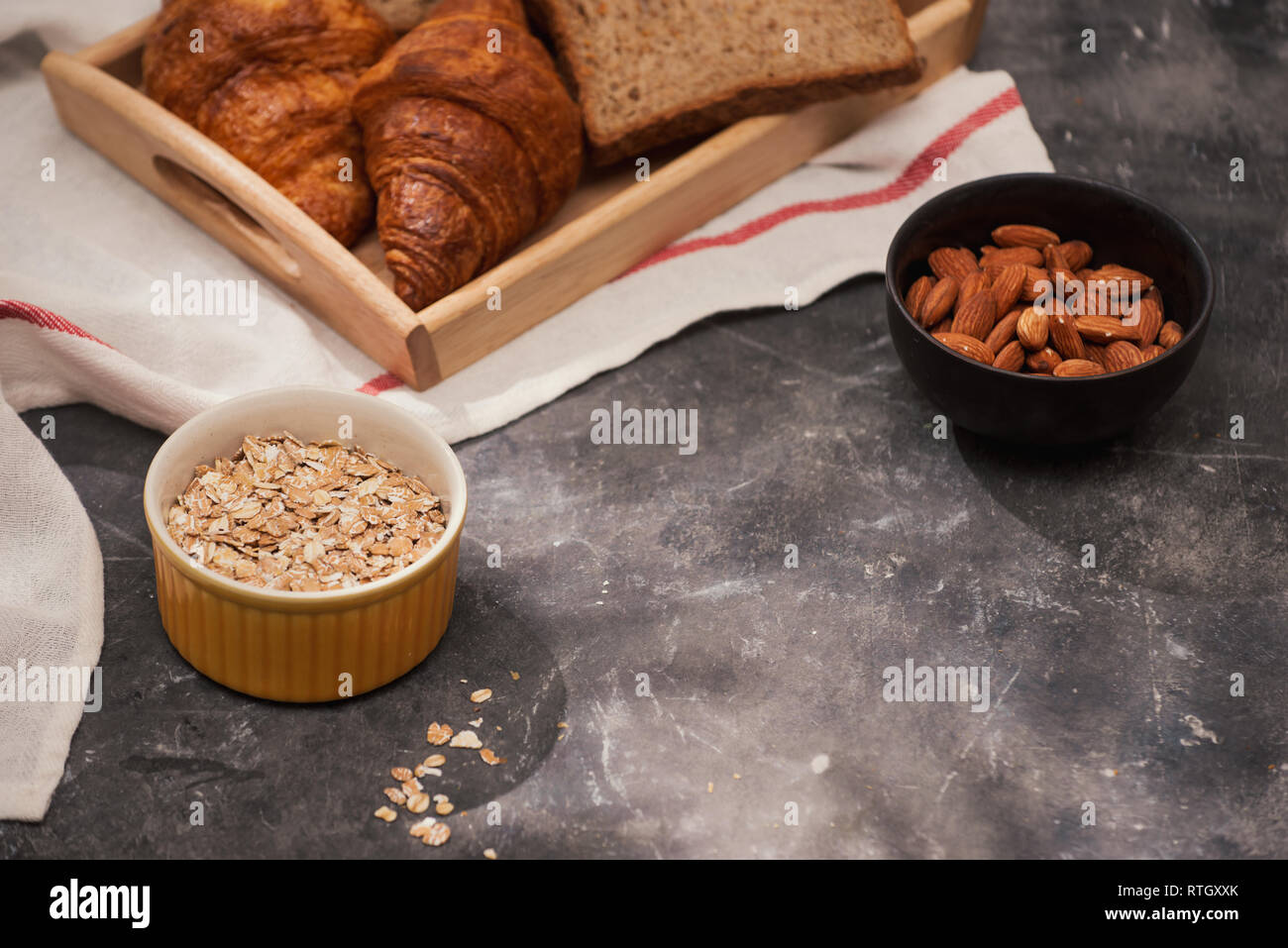 La prima colazione con pane tostato e croissant. Il latte in una bottiglia di vetro. Buon inizio di giornata. Buon giorno Foto Stock