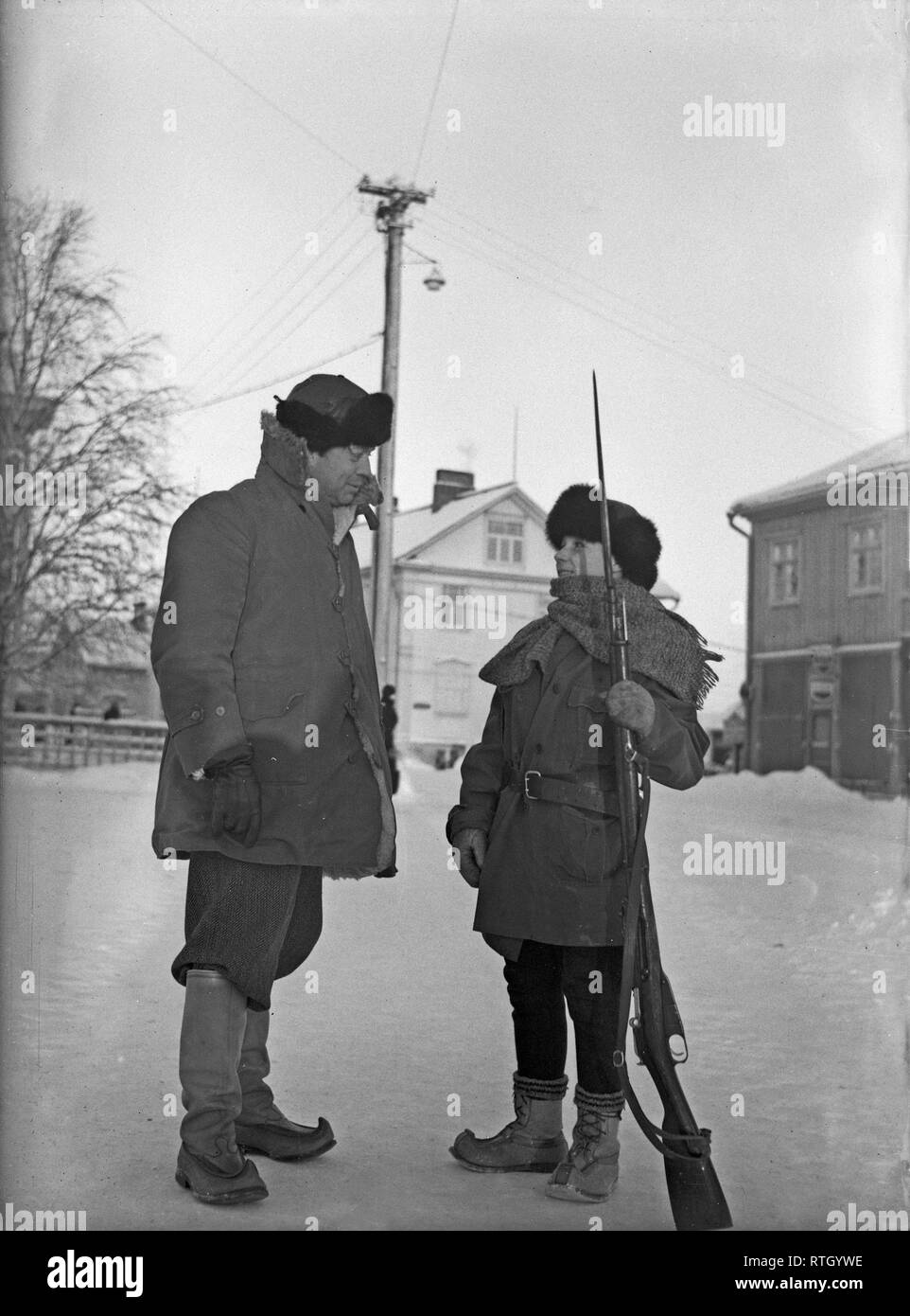 La guerra d'inverno. Un conflitto militare tra Unione sovietica e Finlandia. Si è cominciato con un invasione sovietica nel novembre 1939 quando infantery sovietica attraversato il confine sul Karelian istmo. Circa 9500 volontari svedesi hanno partecipato i soldati in guerra. Rovaniemi, il nord della Finlandia. Qui la guerra corrispondente svedese e giornalista Dan Byström del quotidiano Aftonbladet insieme con un giovane finlandese della guardia. Gennaio 1940. Foto Kristoffersson ref 50-6. Foto Stock