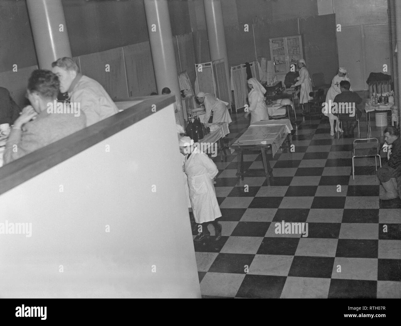 La guerra d'inverno. Un conflitto militare tra Unione sovietica e Finlandia. Si è cominciato con un invasione sovietica nel novembre 1939 quando infantery sovietica attraversato il confine sul Karelian istmo. Circa 9500 volontari svedesi hanno partecipato i soldati in guerra. Qui interno dall'Hotel Pohjanhovi a Rovaniemi FINLANDIA. Durante la guerra è in parte trasformato in un ospedale militare. Una singolare soluzione come la foto mostra le infermiere e i pazienti ma anche ancora funzionante hotel ristorante con gente seduta ai tavoli. Gennaio 1940. Foto Kristoffersson ref 97-6. Foto Stock