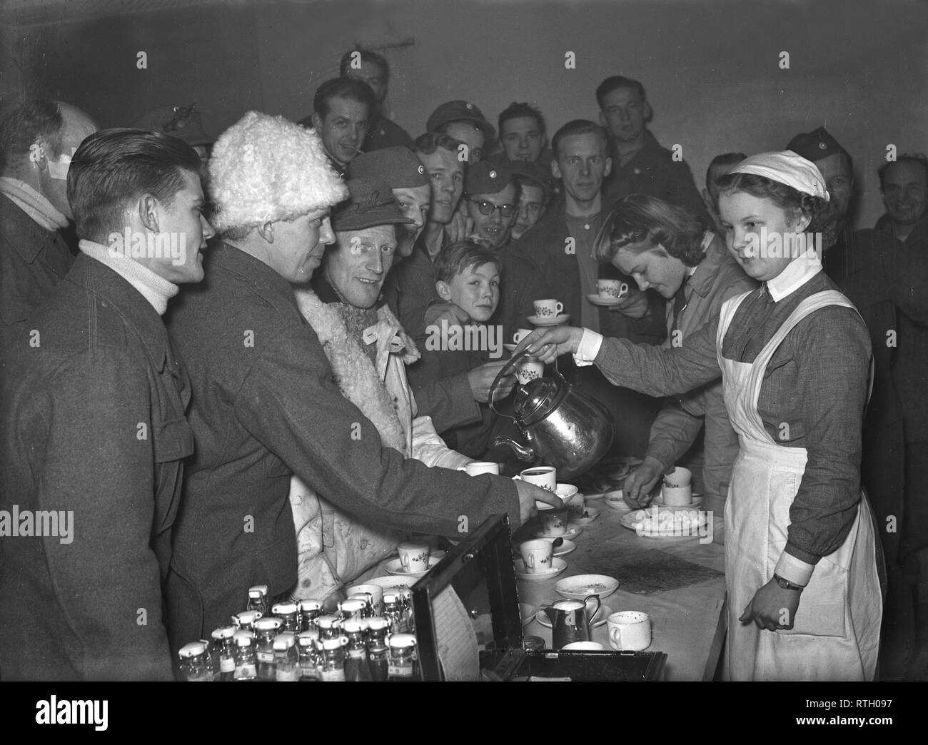 La guerra d'inverno. Un conflitto militare tra Unione sovietica e Finlandia. Si è cominciato con un invasione sovietica nel novembre 1939 quando infantery sovietica attraversato il confine sul Karelian istmo. Circa 9500 volontari svedesi hanno partecipato i soldati in guerra. Nella foto un gruppo dal finlandese della donna di servizio volontario che serve il caffè ai soldati. Gennaio 1940. Foto Kristoffersson ref 101-11. Foto Stock