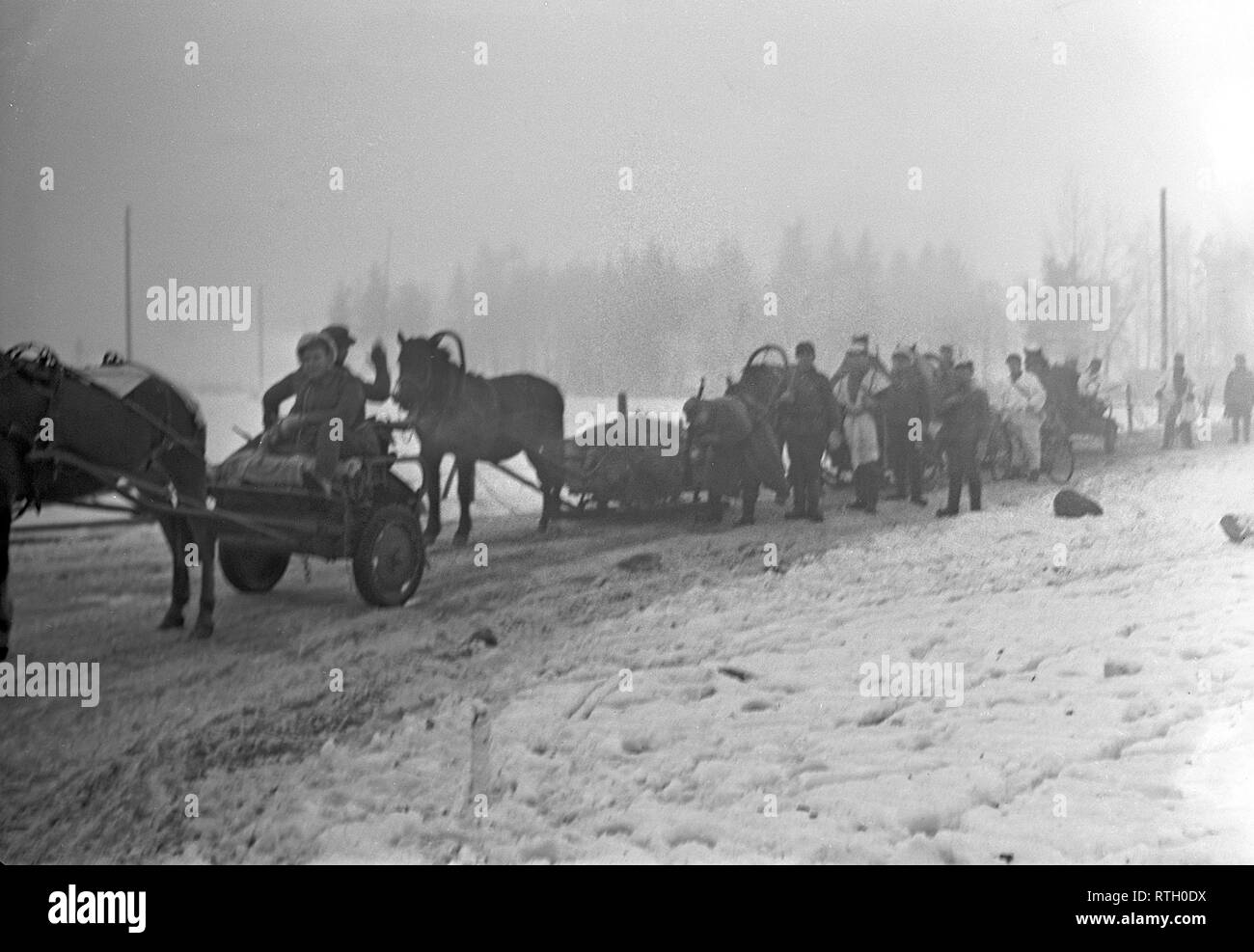 La guerra d'inverno. Un conflitto militare tra Unione sovietica e Finlandia. Si è cominciato con un invasione sovietica nel novembre 1939 quando infantery sovietica attraversato il confine sul Karelian istmo. Circa 9500 volontari svedesi hanno partecipato i soldati in guerra. Qui la Karelian istmo della Finlandia. Soldati finlandesi vicino la frontline al Mannerheim linea. Dicembre 1939. Foto Kristoffersson ref 94-8. Foto Stock