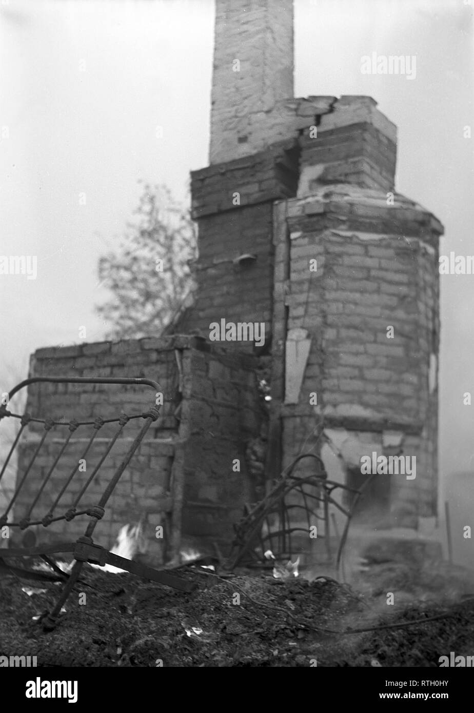 La guerra d'inverno. Un conflitto militare tra Unione sovietica e Finlandia. Si è cominciato con un invasione sovietica nel novembre 1939 quando infantery sovietica attraversato il confine sul Karelian istmo. Circa 9500 volontari svedesi hanno partecipato i soldati in guerra. Qui a Karelian istmo della Finlandia. Quasi tutte le case sono state distrutte e incendiate dall'esercito finlandese in modo che non vi sarebbe alcun rifugio per le truppe sovietiche se passando. Dicembre 1939. Foto Kristoffersson ref 94-16. Foto Stock