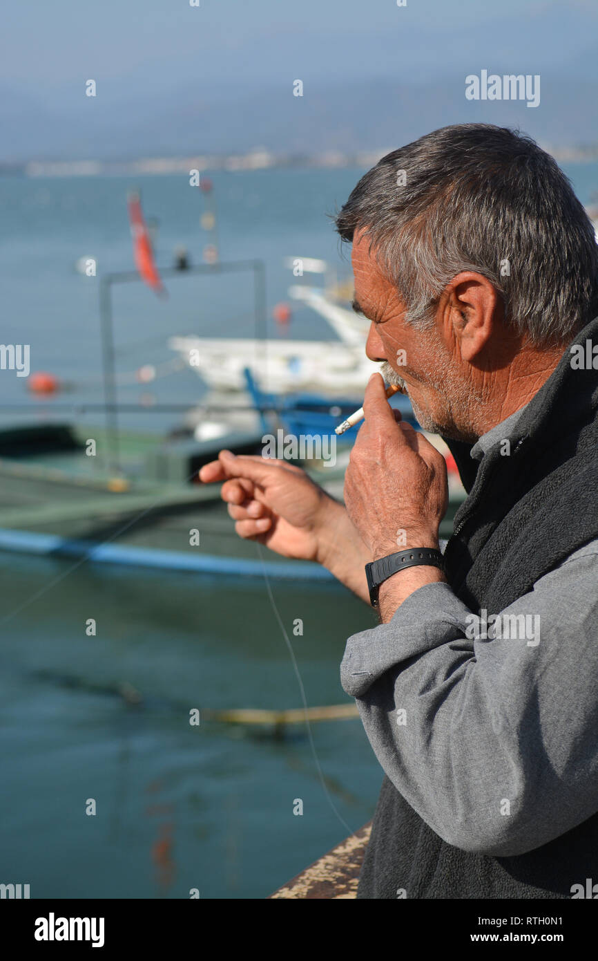 Il fumo e la pesca Foto Stock