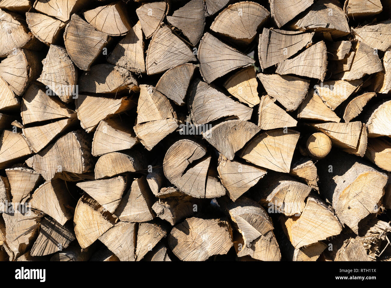 Legna da ardere impilati durante il periodo invernale per uso domestico in Austria Inferiore Foto Stock