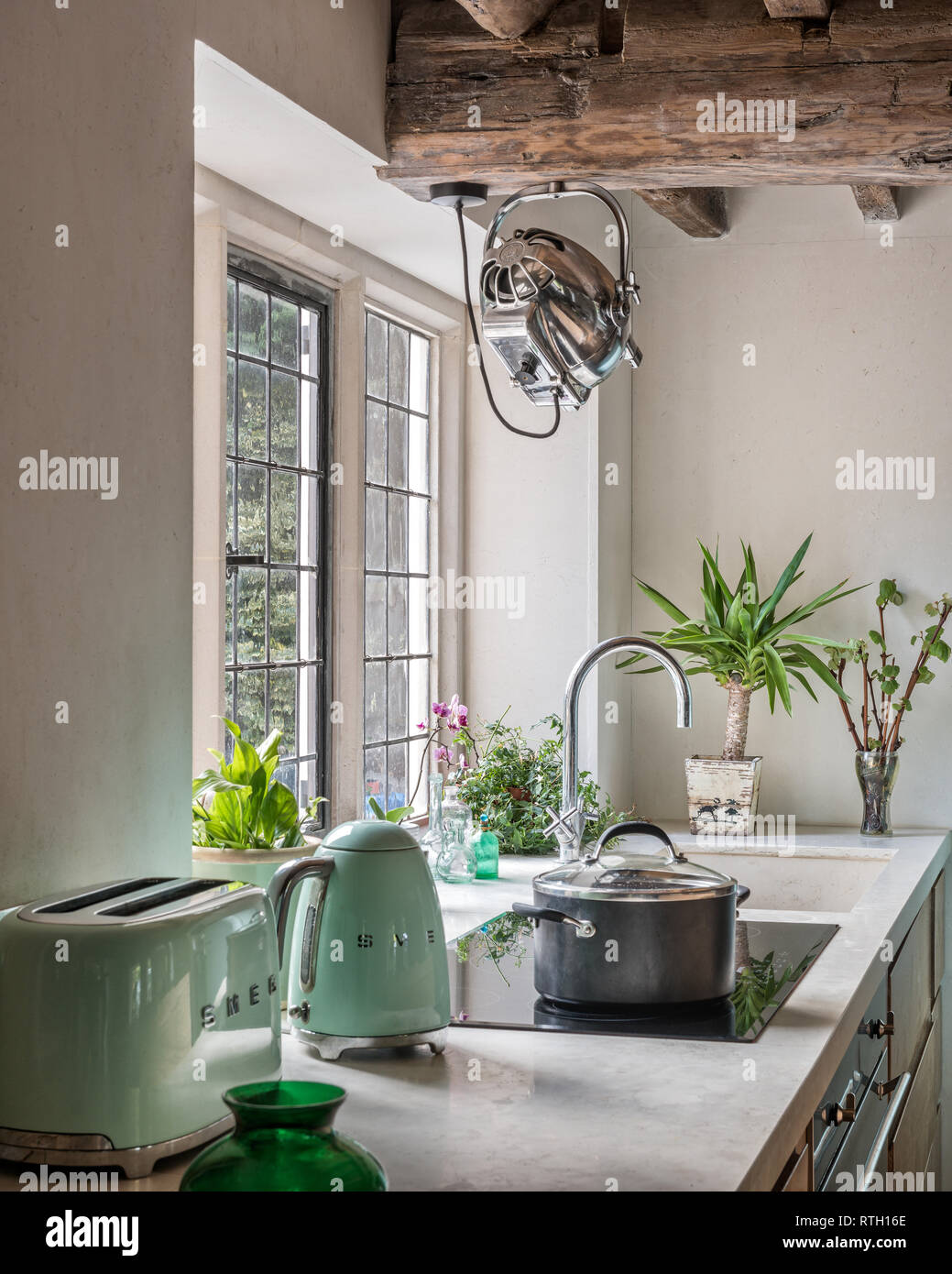 Vintage degli anni trenta film di luce sopra in stile retrò gli elettrodomestici in cucina Foto Stock