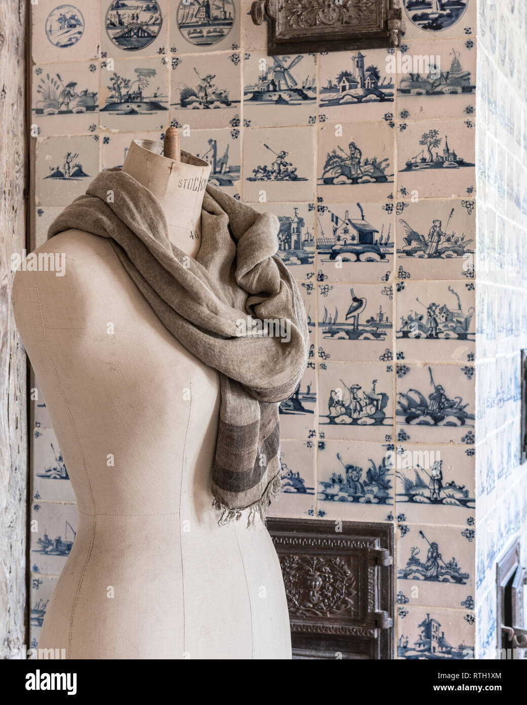 Sarti da donna manichino e tradizionali mattonelle Delft Foto Stock