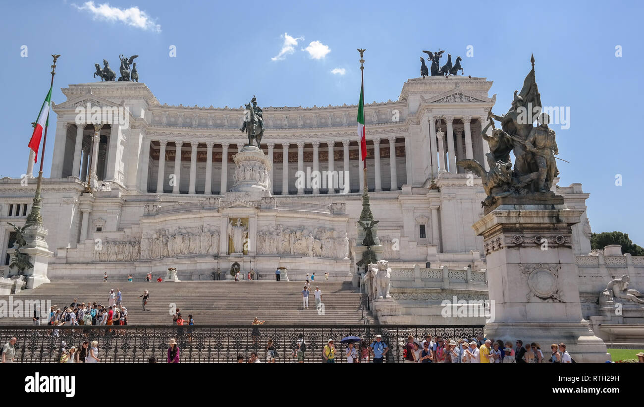 Tempio in marmo in onore di primo re d'Italia Vittorio Emanuele II e la prima guerra mondiale i soldati. Piazza Venezia Altare della Patria con la bandiera italiana Foto Stock