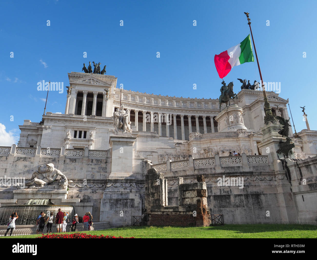 Il tempio in onore di primo re d'Italia Vittorio Emanuele II e la prima guerra mondiale i soldati.Altare della Patria o Altare della Patria con la bandiera italiana Foto Stock