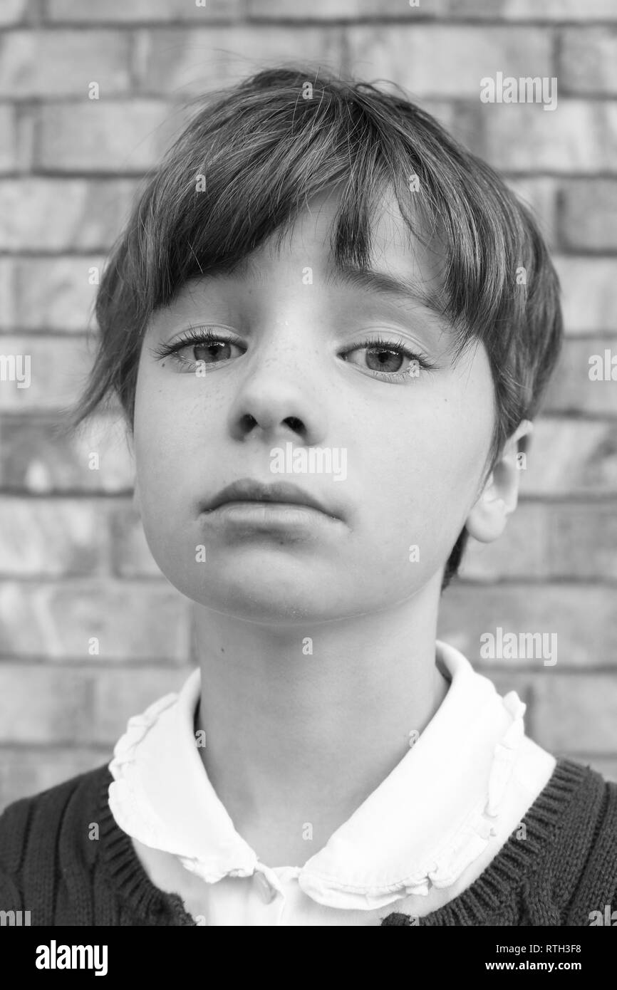 Ritratto in bianco e nero di un bambino con un look altezzoso Foto Stock