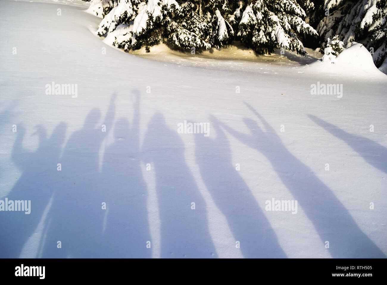 Ombre di escursionisti ingannare circa su un sfondo di neve. Semplice, astratta e minimalista, scena invernale su un luminoso febbraio giornata. Foto Stock