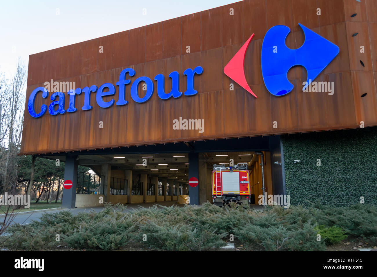 Bucarest, Romania - 26 Febbraio 2019: supermercato Carrefour logo su  ParkLake Centro Shopping Mall. Carrefour è una delle più grandi catene di  ipermercati Foto stock - Alamy