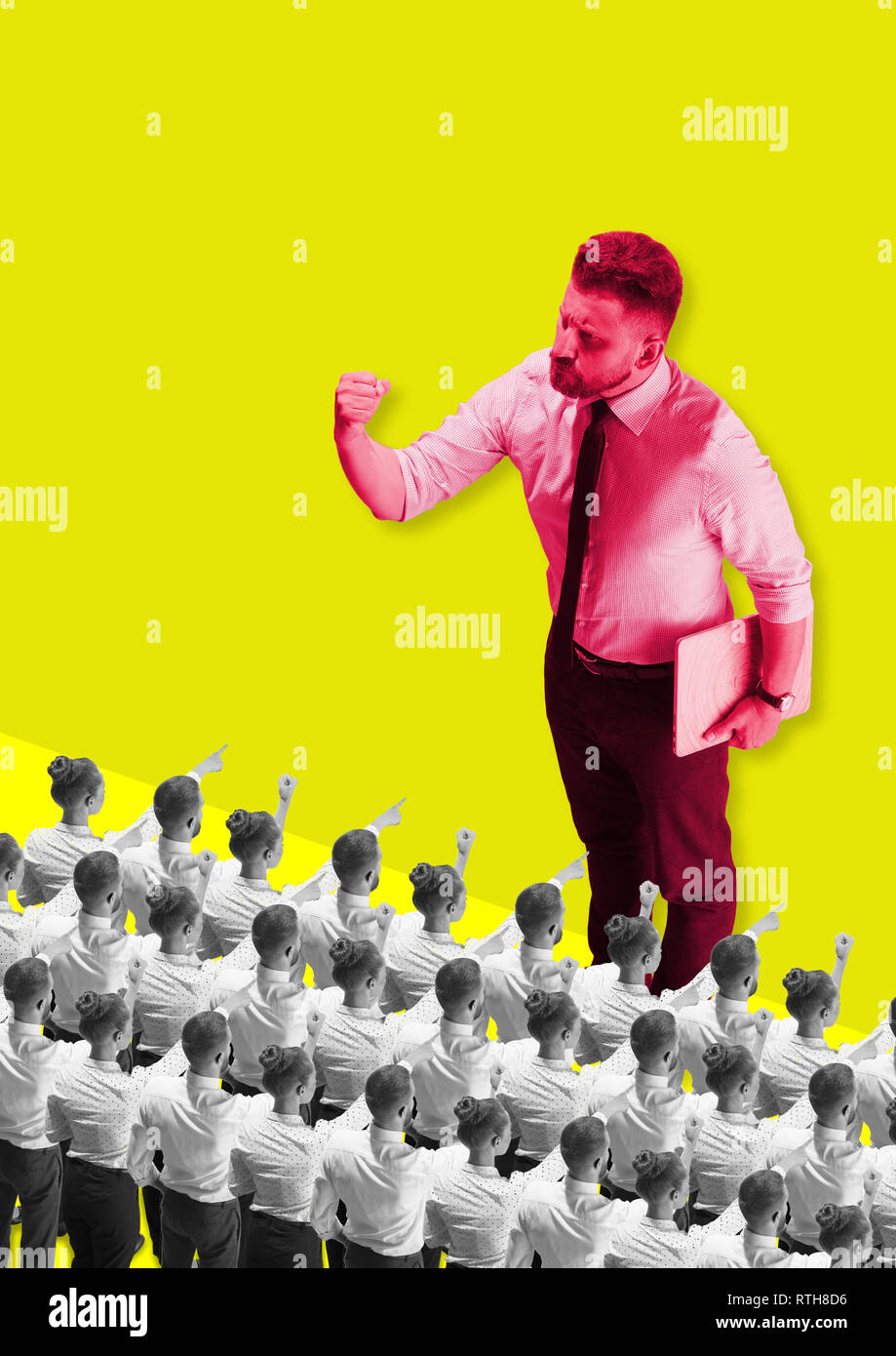 Business, tecnologia e concetto di ufficio - arrabbiato boss maschio a parlare con il team aziende. Contemporanea arte moderna collage. capo che disciplinano la massa grigia Foto Stock