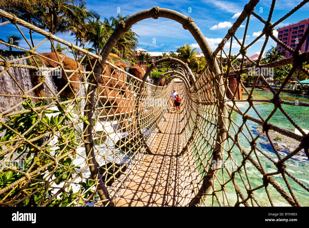 I turisti sul ponte di corde, Atlantis Resort Nassau, Bahamas Foto Stock