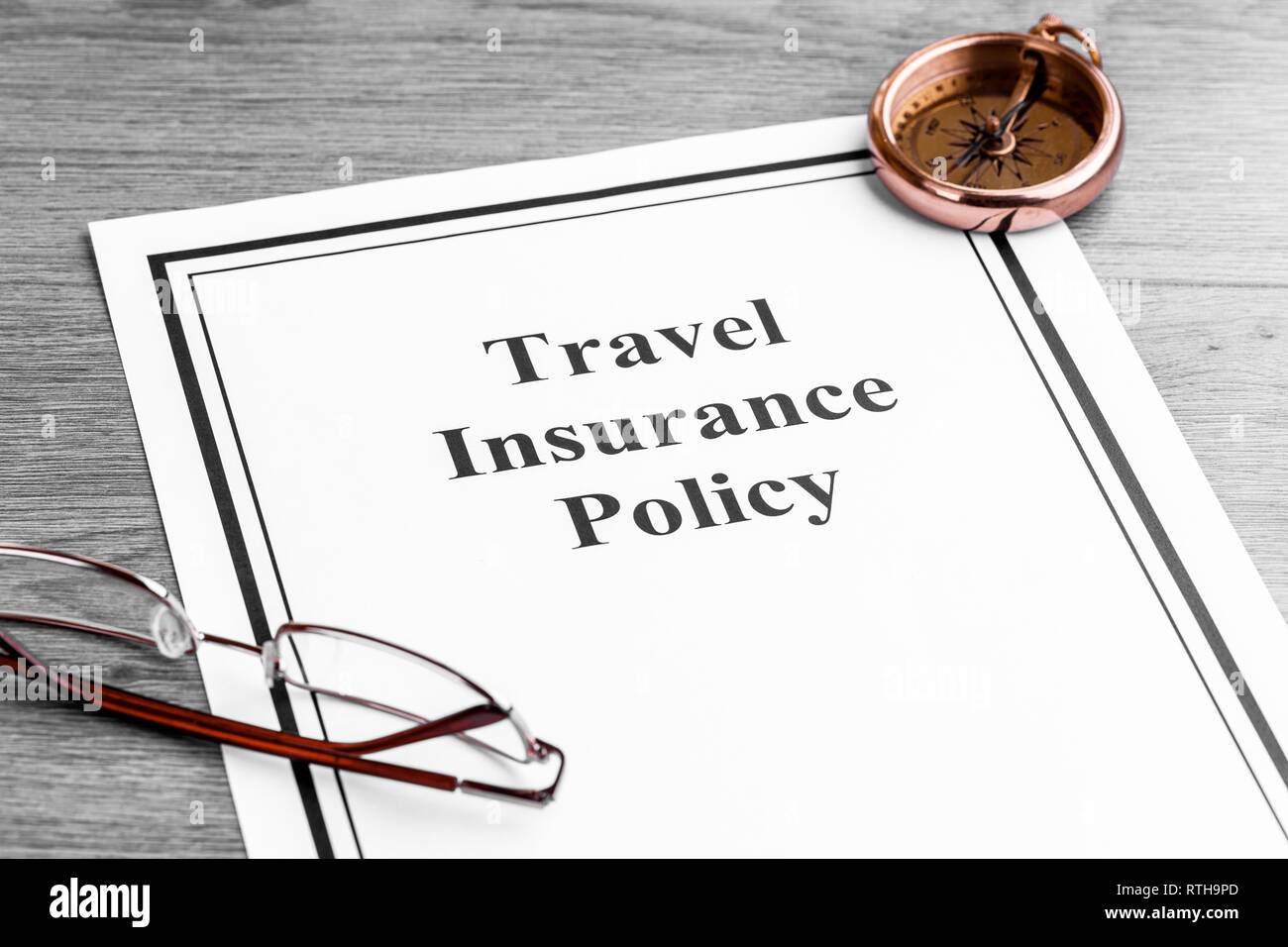 Assicurazione di viaggio sul tavolo. Il concetto di business Foto Stock