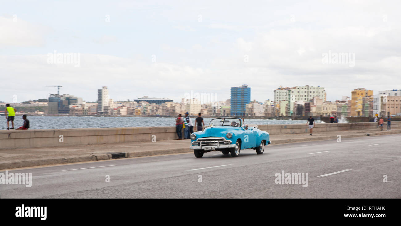 Classic anni cinquanta la vettura americana viaggio su strada guidando lungo il Malecon in Havana Cuba Foto Stock