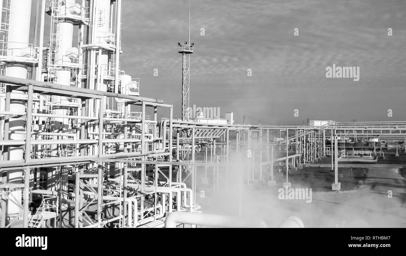 La raffineria di petrolio. Attrezzature per primario della raffinazione del petrolio. Foto Stock