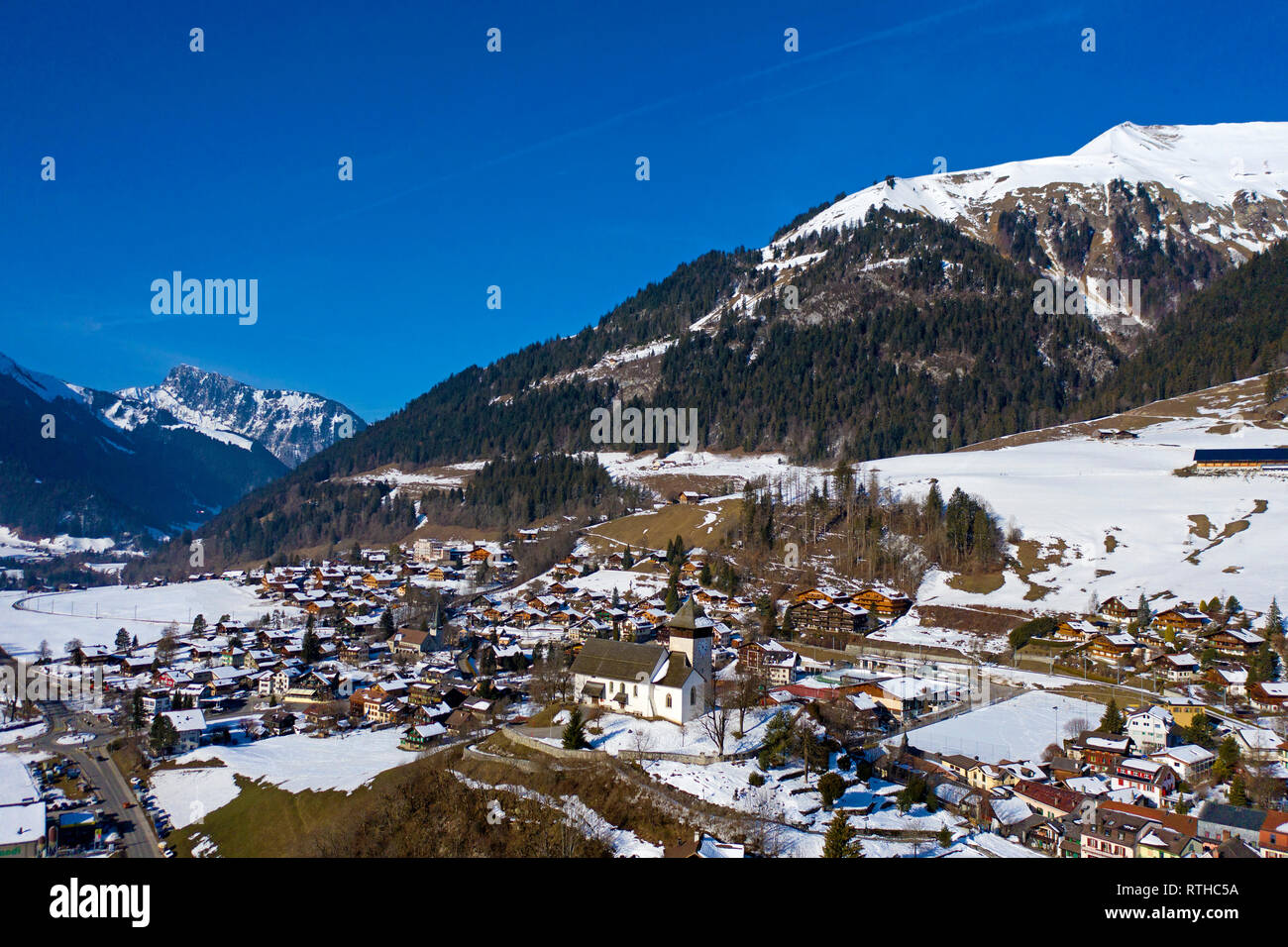 Chateau-d'Oex con Temple Church, Pays-d'Enhaut, Vaud, Svizzera Foto Stock