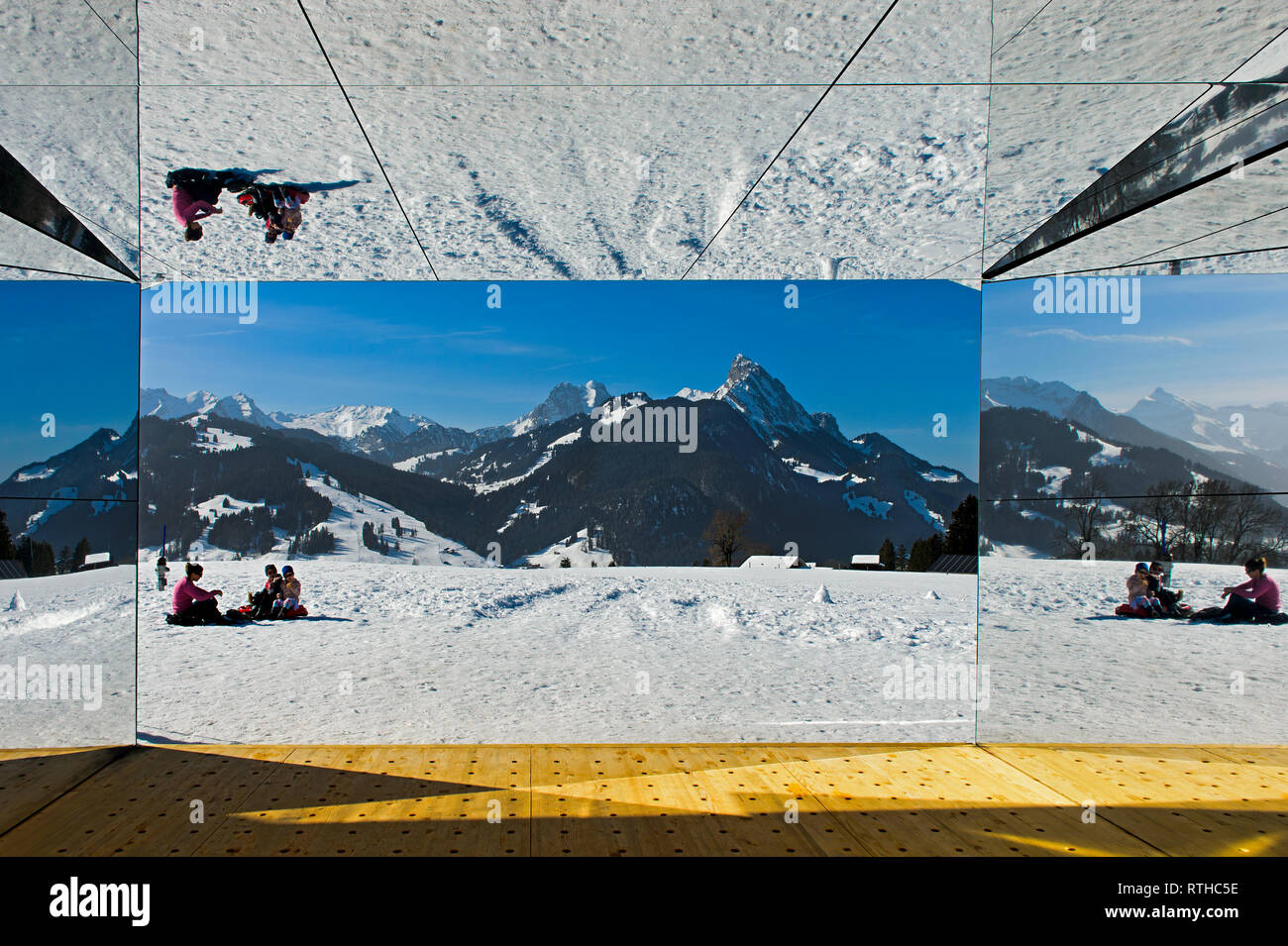 Vista dall'interno dello specchio house Mirage Gstaad da Doug Aitken, mostra arte Elevazione 1049: Frequenze, Gstaad, Svizzera Foto Stock