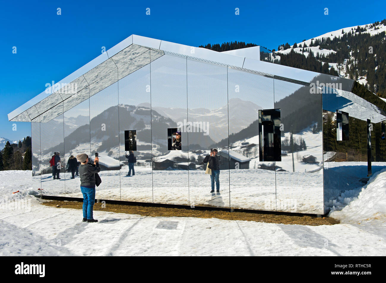 Casa a specchio Mirage Gstaad da Doug Aitken, mostra arte Elevazione 1049: Frequenze, Gstaad, Svizzera Foto Stock