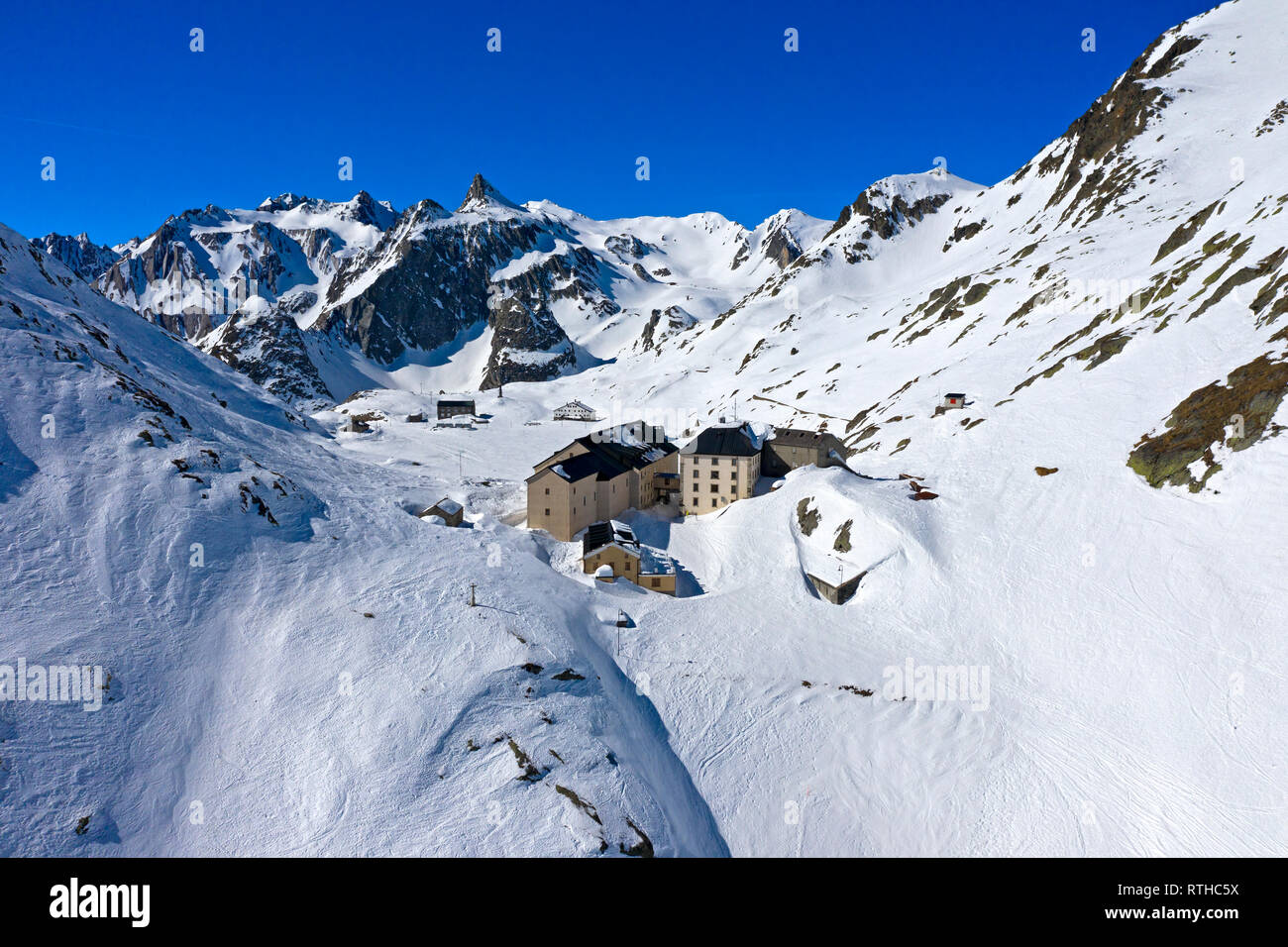 L ospizio del Gran San Bernardo Pass in inverno, antenna shot, Bourg-St-Pierre, Vallese, Svizzera Foto Stock