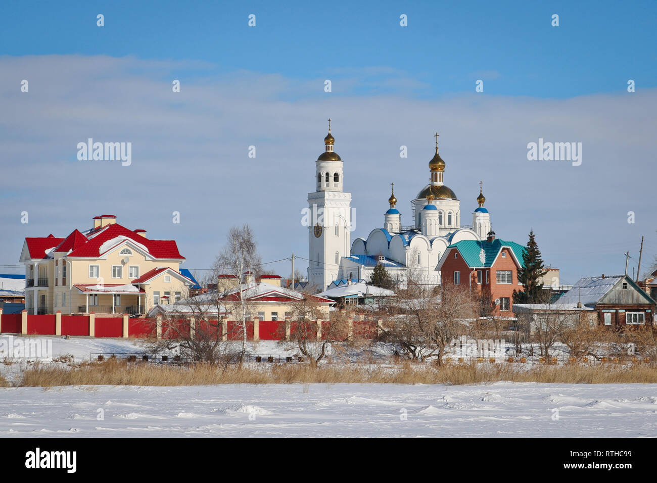 Chebarkul, Russia - 28 Febbraio 2019: La Chiesa della Trasfigurazione - una bella chiesa bianca contro il cielo blu in una giornata di sole. Foto Stock
