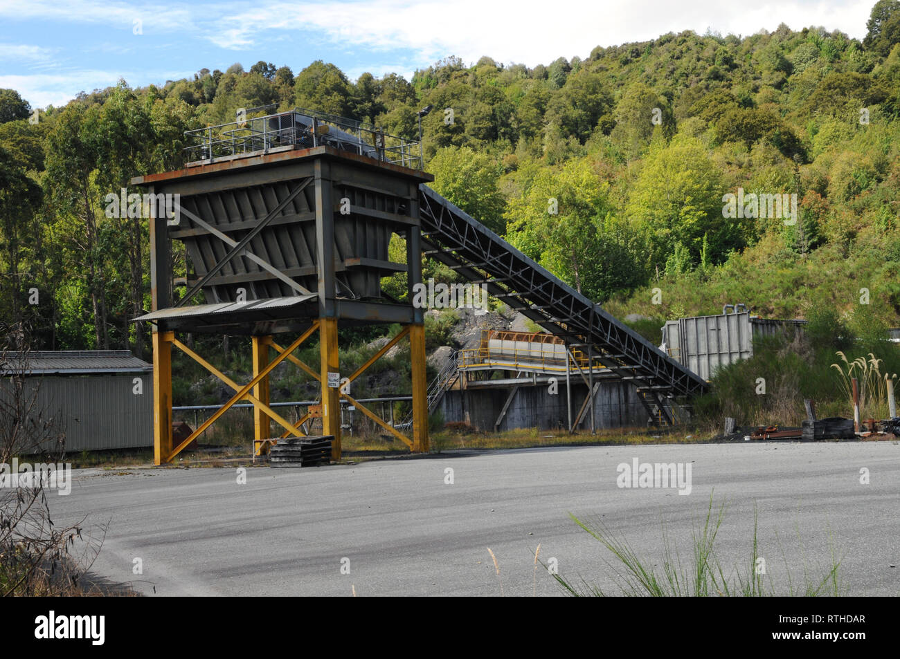 Tramoggia di carbone presso il sito della terrazza miniera di proprietà dal crociato del carbone nella West Coast città di Reefton. Foto Stock