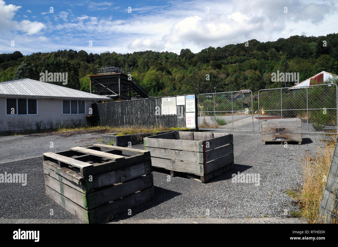 La poco invitante ingresso alla terrazza della miniera di carbone presso la West Coast città di Reefton sul nuovo Zealands Isola del Sud. La miniera è di proprietà dal crociato del carbone. Foto Stock