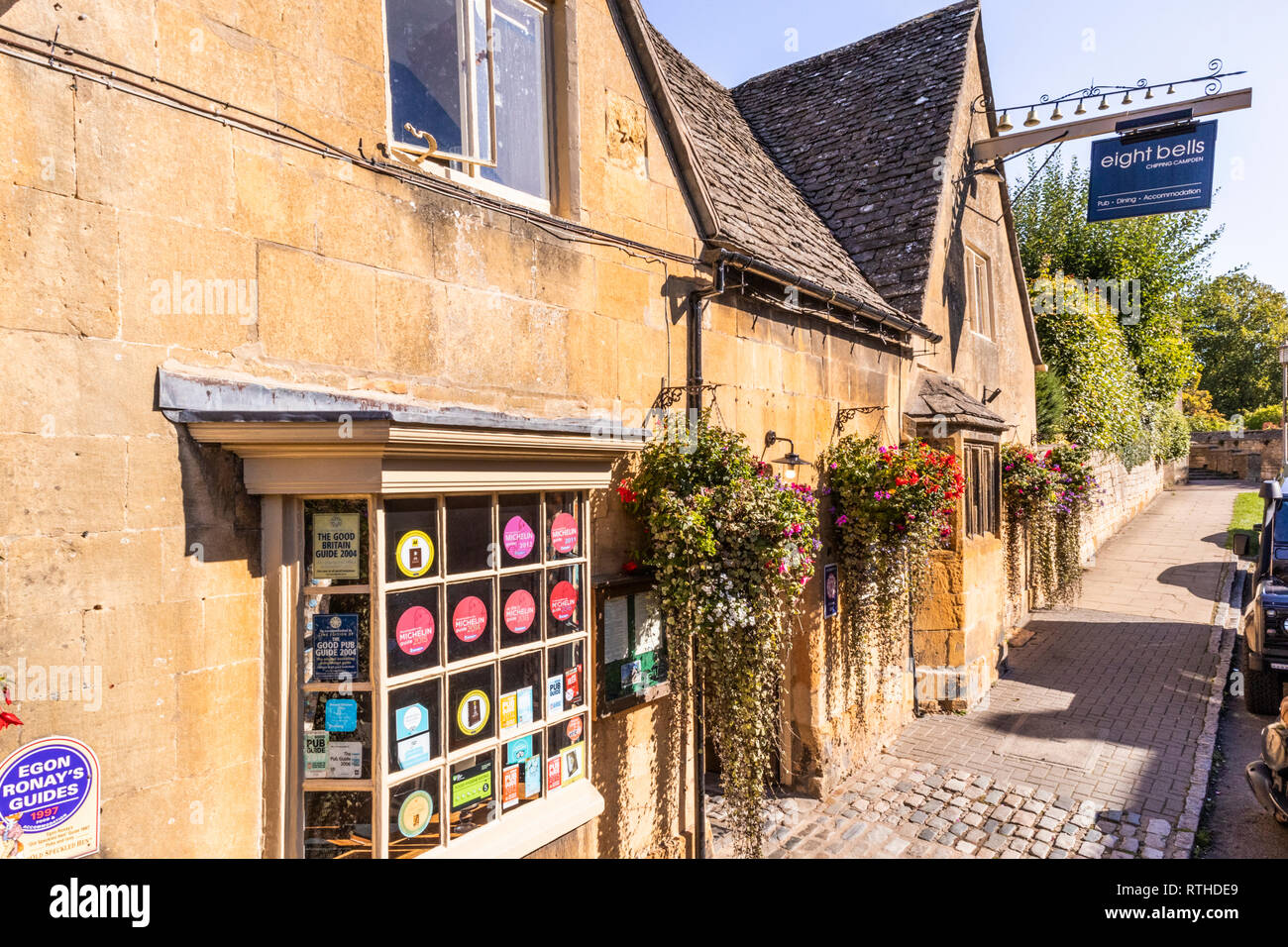 Il premiato otto campane pub risalente al XIV secolo in Cotswold città di Chipping Campden, GLOUCESTERSHIRE REGNO UNITO Foto Stock